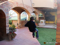 Fotografías del jardín, de la piscina, del porche, la barbacoa y la pista de petanca de Cal Sabater d'Ordis