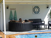 Fotografías del jardín, de la piscina, del porche, la barbacoa y la pista de petanca de Cal Sabater d'Ordis