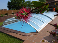 Fotografías del jardín, de la piscina, del porche, la barbacoa y la pista de petanca de Cal Sabater d'Ordis