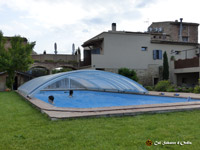 Fotografías del jardín, de la piscina, del porche, la barbacoa y la pista de petanca de Cal Sabater d'Ordis